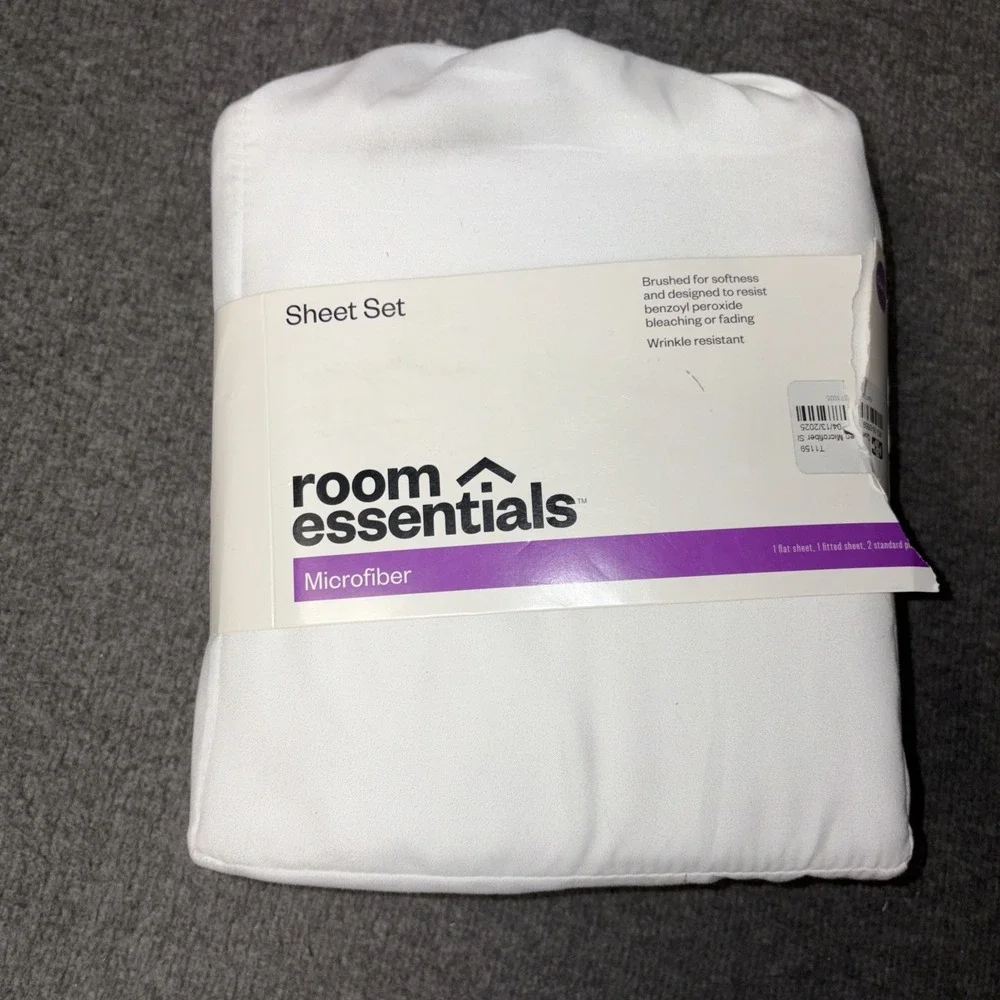 Room Essentials White Microfiber 4 pc Sheet Set Wrinkle Resistant - Queen